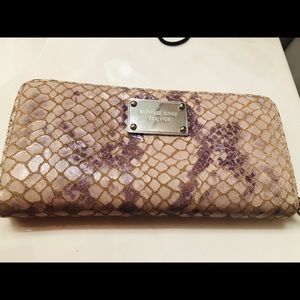 Michael Kors wallet.... excellent condition.